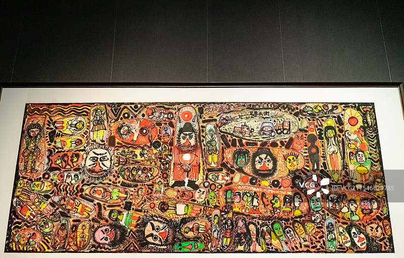 中国艺术文化和娱乐拍摄主题，山东省美术馆济市美术馆博物馆复杂人物涂鸦丙烯画作，室内图像摄影图片素材