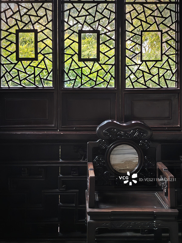 坐品窗外绿意图片素材