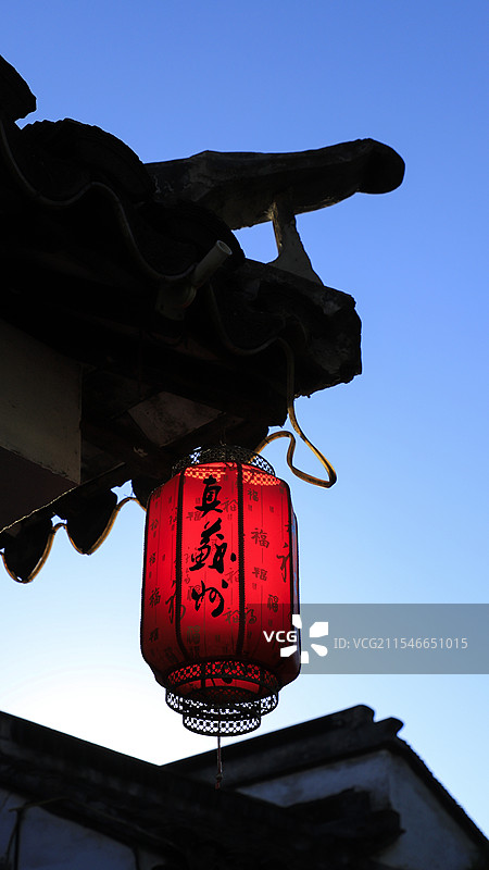 清晨苏州平江路屋檐下醒目的红灯笼图片素材