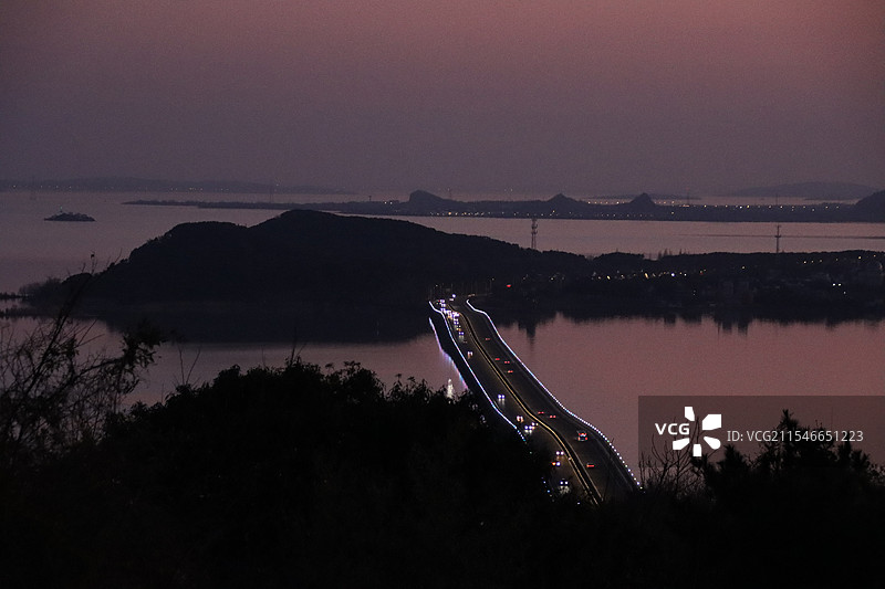 夕阳下的太湖大桥 车水马龙在渔洋山拍摄图片素材