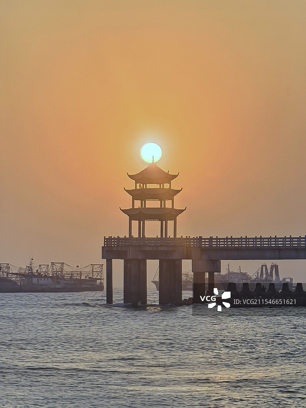 橘色天空下的海景·北海银滩落日景观图片素材