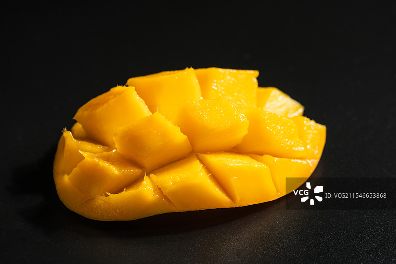 黑色背景上的水果芒果特写镜头图片素材