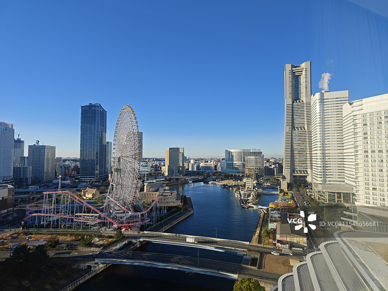 横滨摩天轮和地标大厦航拍视角图片素材