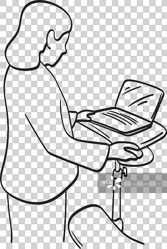 在小型办公室中工作的女商人使用笔记本电脑图片素材