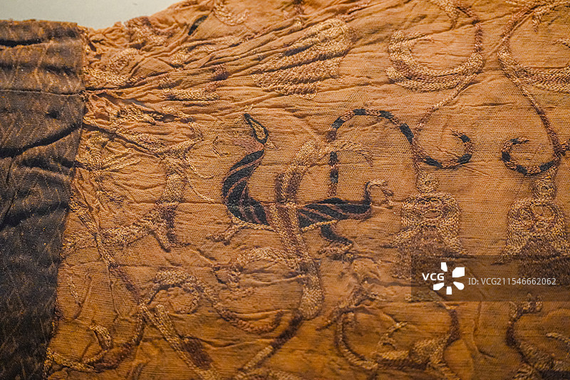 战国 龙凤虎纹绣罗单衣袖 江陵马山1号墓出土 荆州博物馆藏 国家博物馆 凤凰故国展览图片素材