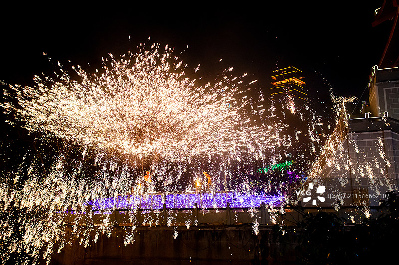 2025年1月27日,四川省资阳市雁江区字库山公园举办灯会迎新年,现场热闹非凡,打铁花,火壶,川剧变图片素材