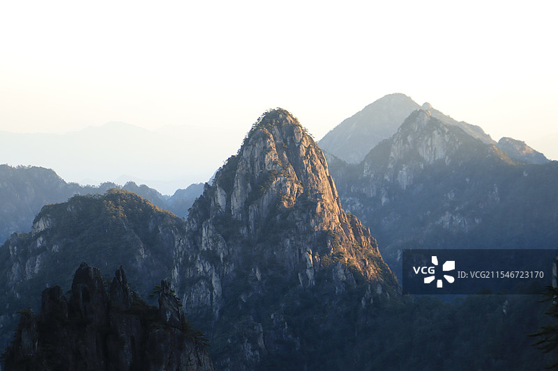 日照金山，晨光找山峰图片素材