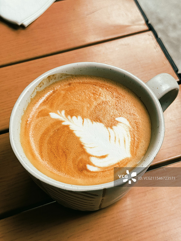 拿铁咖啡的高角度视图图片素材