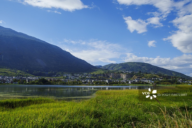 洱海边的草甸、高山与村落图片素材