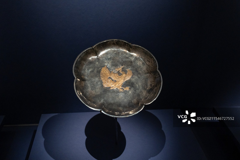 陕西历史博物馆展西安何家村窖藏鎏金鸾鸟纹六曲银盘图片素材