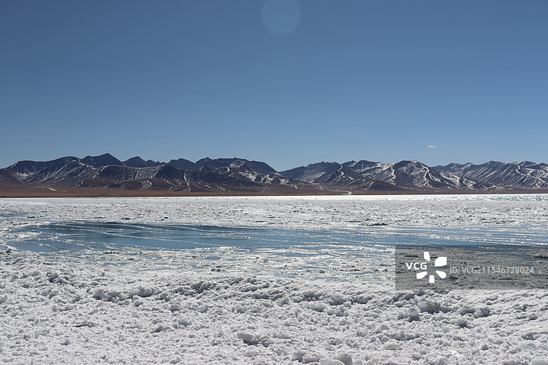 纳木措和远处的唐古拉山图片素材