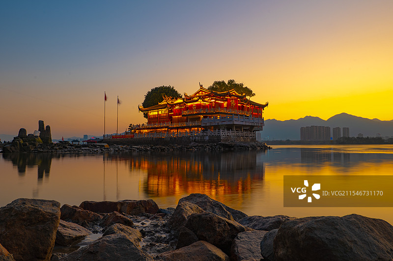 在福州的夜色中，金山寺宛如一颗璀璨的明珠，静静地矗立在闽江之上。图片素材