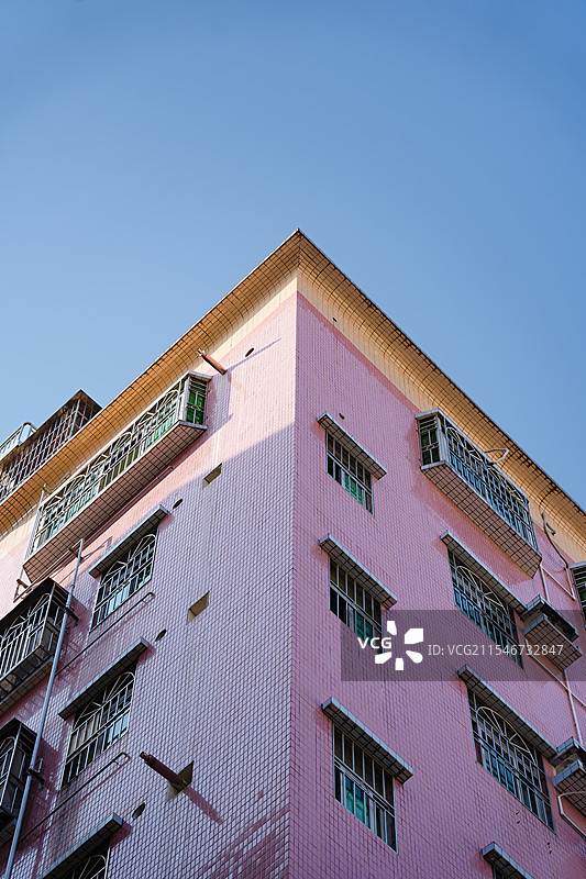 深圳大芬油画村多彩几何建筑粉红色蓝色天空窗户光影规则图片素材