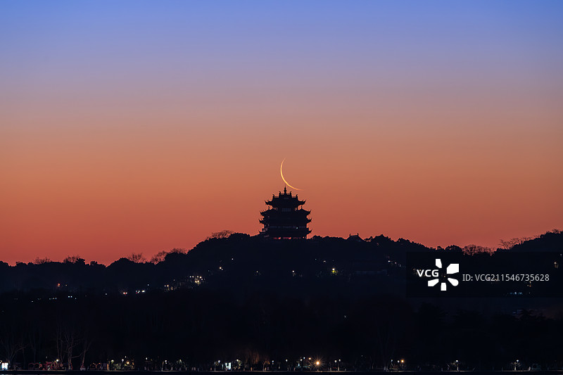 城隍阁蓝调月升图片素材