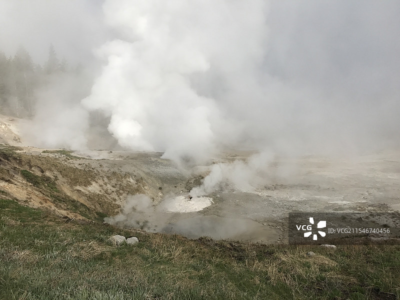 美国世界自然遗产黄石国家公园地热温泉水蒸气景观图片素材