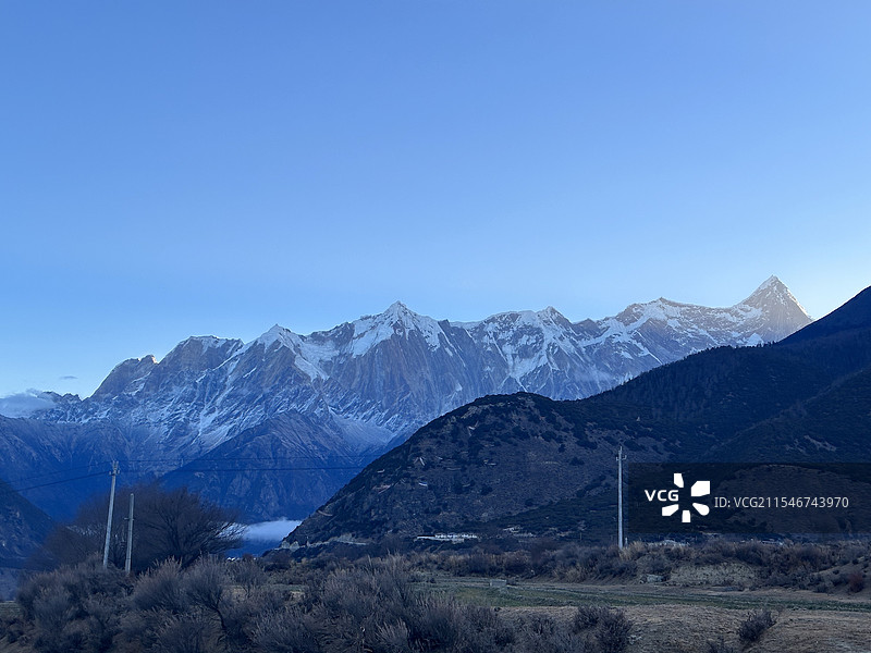 南迦巴瓦，很遗憾没看都日照金山但第二天早上六点多起床重新看，虽然不是完美的，但已是完美的图片素材