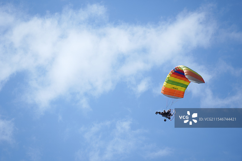 赛里木湖滑翔伞图片素材