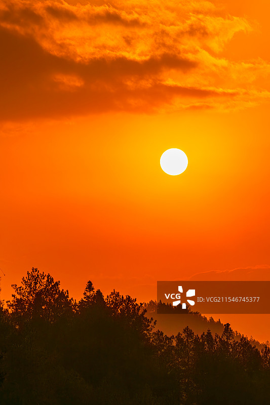 高山的日落图片素材