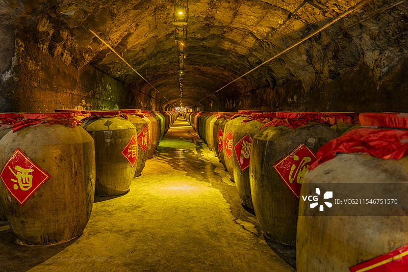 广西河池南丹洞天酒海景区藏酒地窖酒缸图片素材