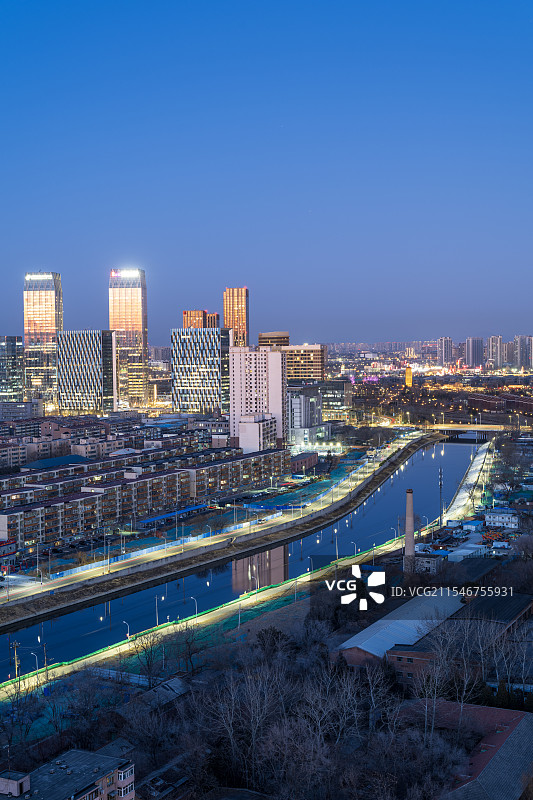 北京通州城市副中心通惠河畔运河商务区冬季日落蓝调夜景图片素材