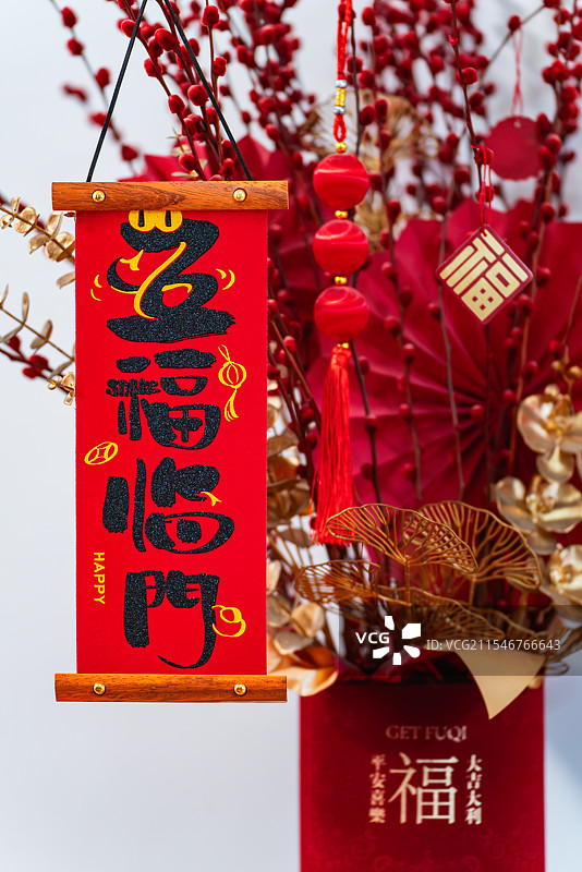 蛇年春节卡通装饰 发财果福桶和春联挂件图片素材