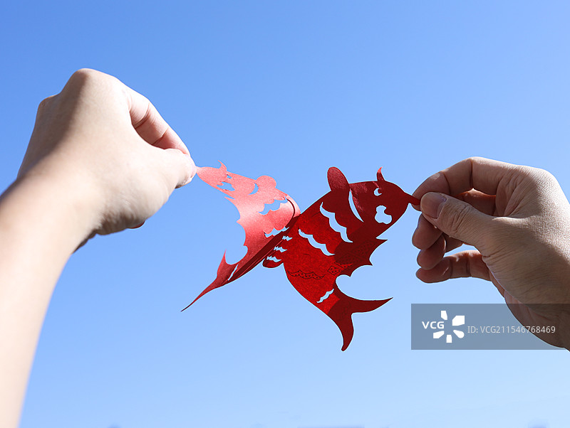 中国传统文化剪纸年年有余图片素材