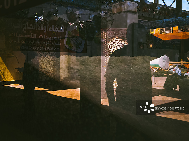 埃及鱼市里的光影图片素材