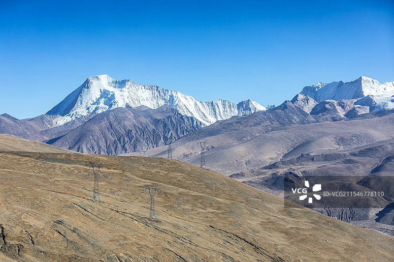 雪山抽象概念背景图，羊湖，羊卓雍错，冰川，雪山，雪山背景，湖泊，公路，汽车背景图片素材