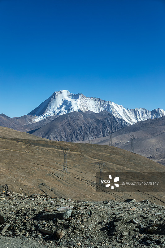 雪山抽象概念背景图，羊湖，羊卓雍错，冰川，雪山，雪山背景，湖泊，公路，汽车背景图片素材