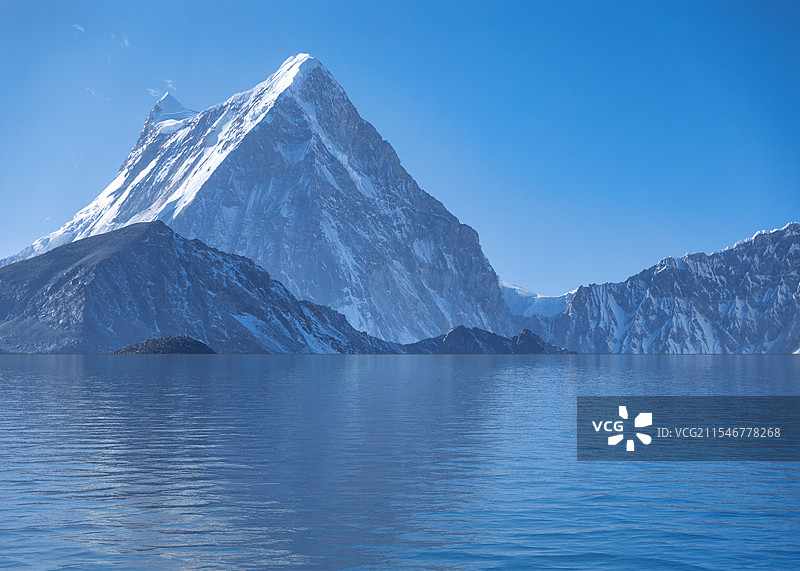 雪山抽象概念背景图，羊湖，羊卓雍错，冰川，雪山，雪山背景，湖泊，公路，汽车背景图片素材