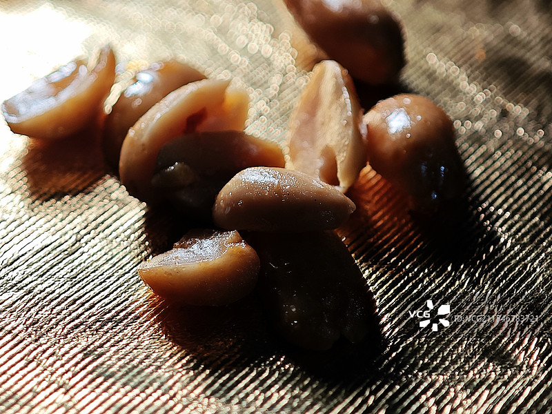 散落的油炸花生米图片素材