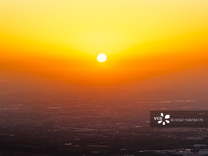 日出时刻 太阳升起照亮城市天际线 航拍城市纹理 上海浦东孙桥地区图片素材