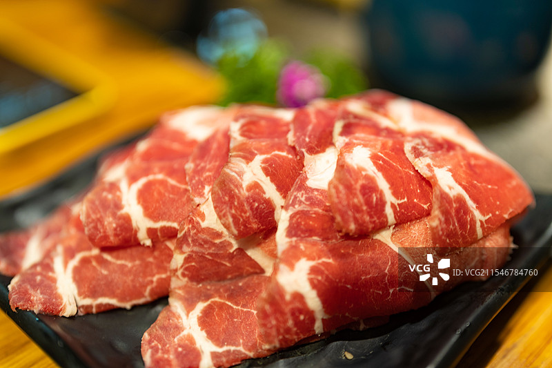 中国传统火锅烹饪膳食餐饮美味牛肉羊肉蔬菜特写图片素材