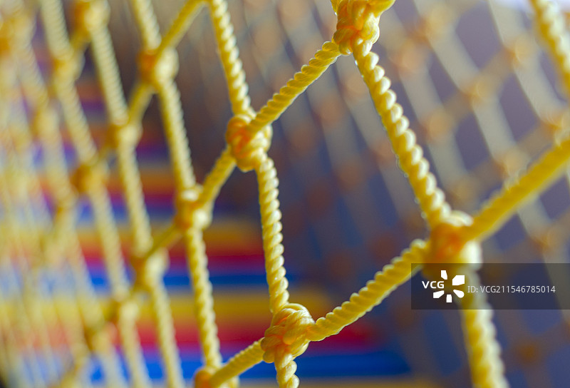 游乐场的黄色绳网图片素材