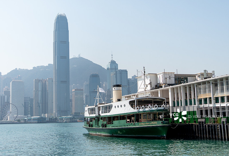 客船与摩天大楼图片素材