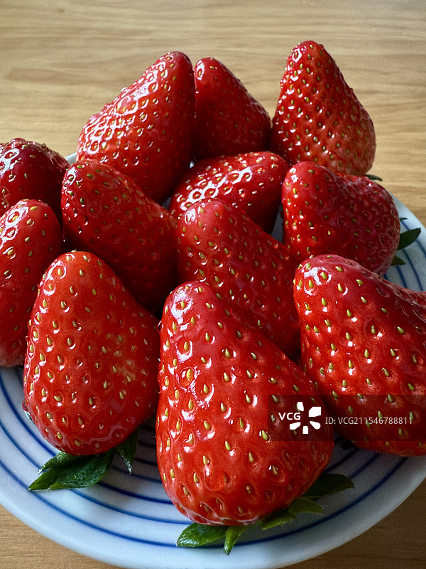盘子里的草莓图片素材
