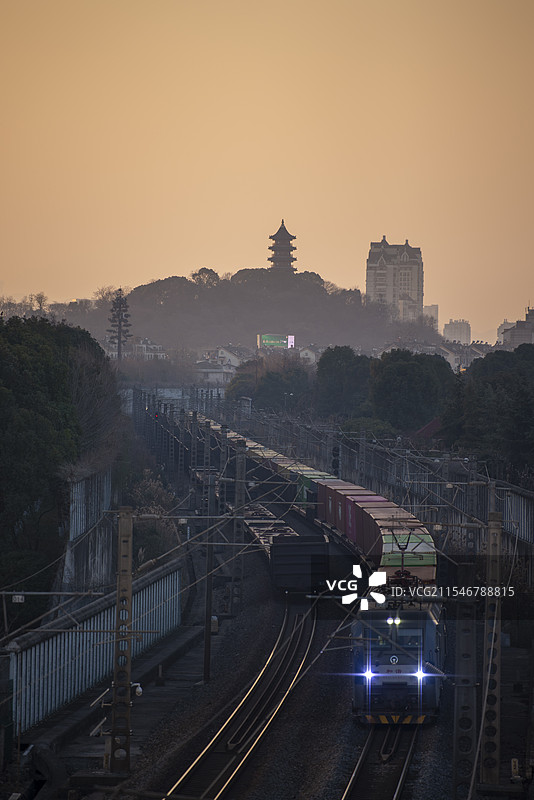 文笔塔列车同框图片素材