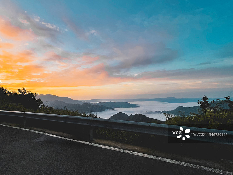 在重庆南天门迎接第一缕晨曦，看太阳如何点亮世界图片素材