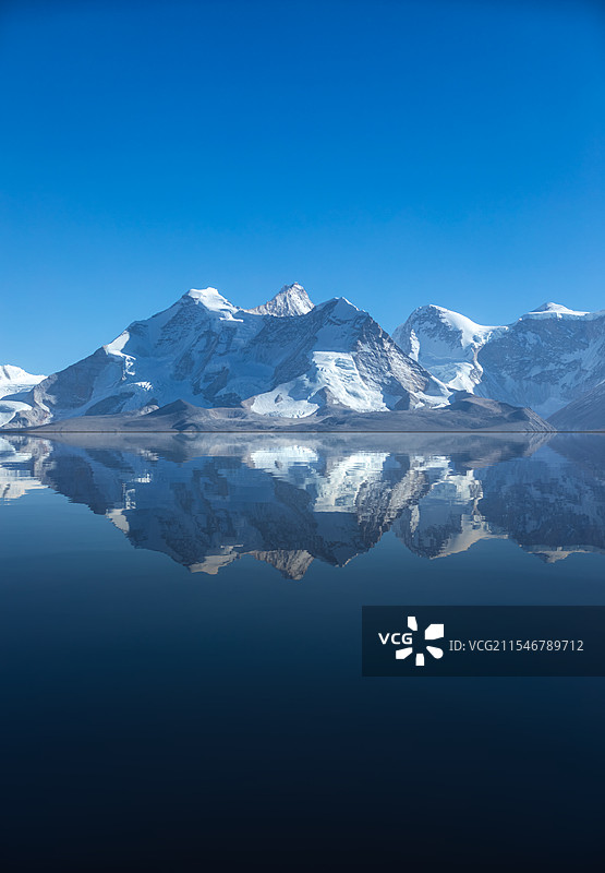 雪山抽象概念背景图，羊湖，羊卓雍错，冰川，雪山，雪山背景，湖泊，公路，汽车背景图片素材
