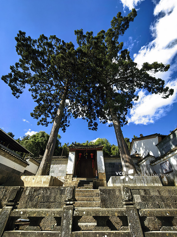 蓝天白云下的古老寺庙，讲述着千年的故事图片素材