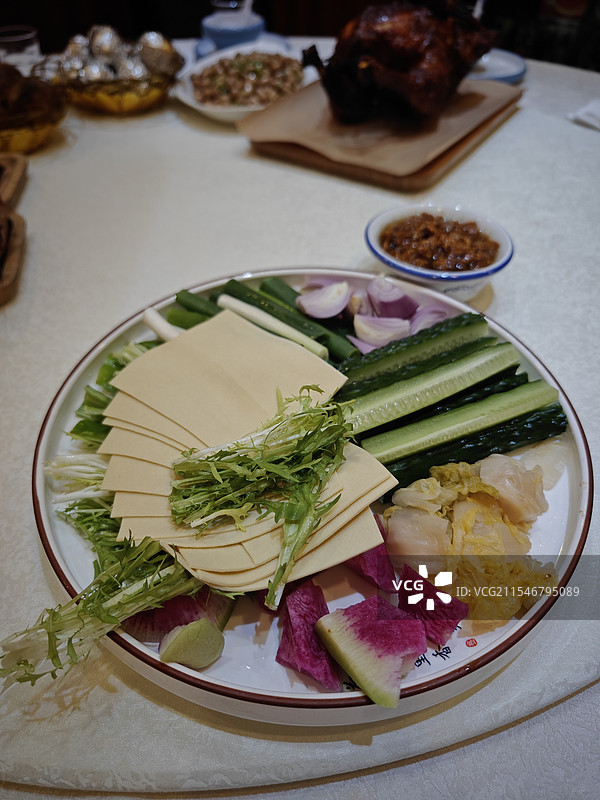 东北蘸酱菜干豆腐黄瓜萝卜葱段圆葱图片素材