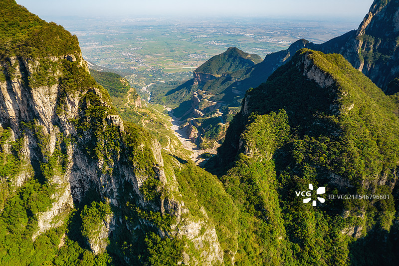 亚洲中国河南省新乡市辉县市关山国家地质公园夏季太行山山谷航拍视角图片素材