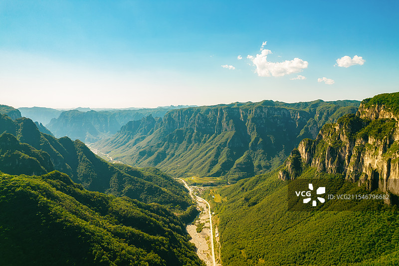 亚洲中国河南省新乡市辉县市关山国家地质公园夏季太行山山谷航拍视角图片素材