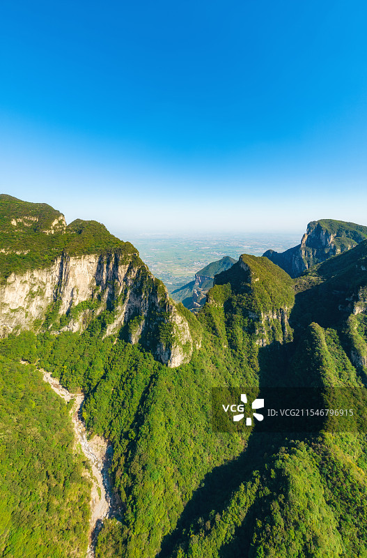 亚洲中国河南省新乡市辉县市关山国家地质公园夏季太行山山谷航拍视角图片素材