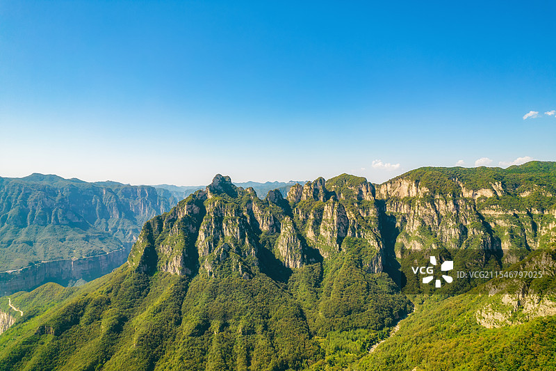 亚洲中国河南省新乡市辉县市关山国家地质公园夏季太行山山谷航拍视角图片素材