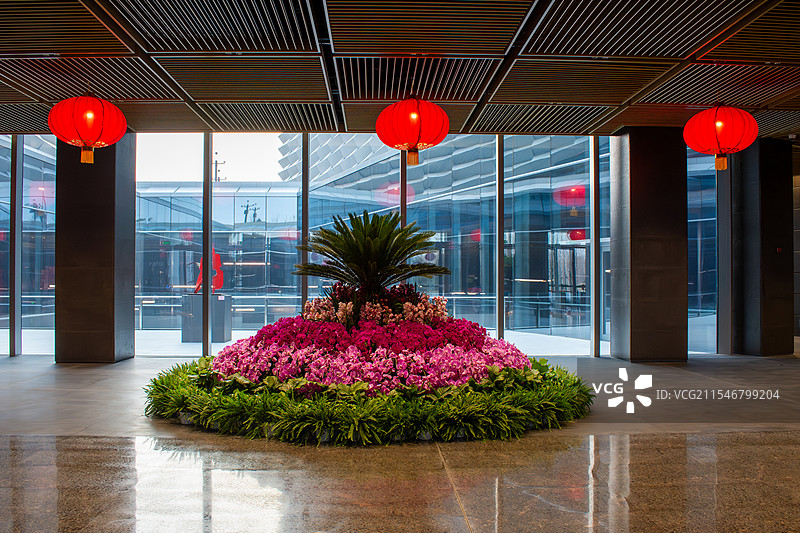 节日的红灯笼和花坛图片素材