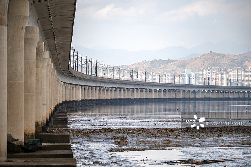 滩涂上的铁路桥图片素材