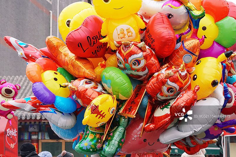新年庙会门口的氢气球图片素材