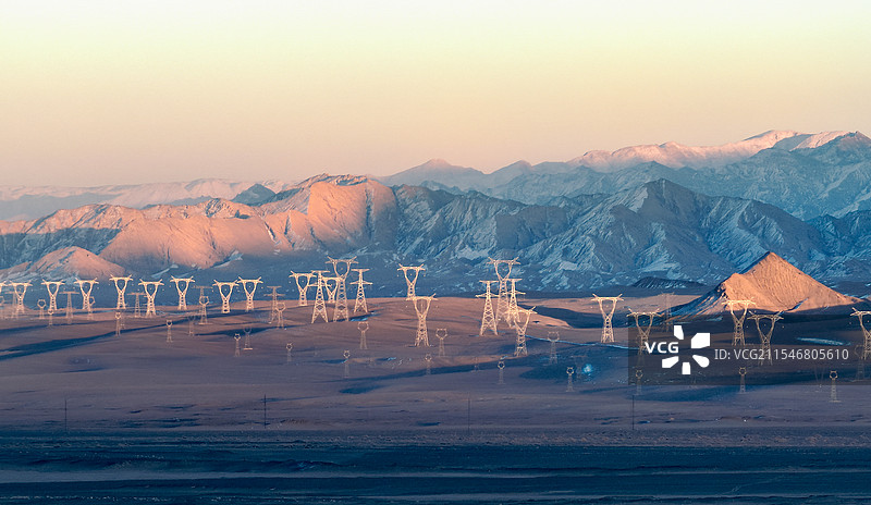昆仑山脉下的能源大通道图片素材