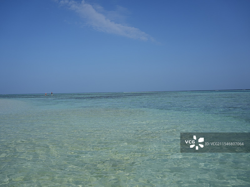 马尔代夫薇拉瓦鲁AngsanaVelavaru度假岛，碧空映衬下的海滩风景图片素材